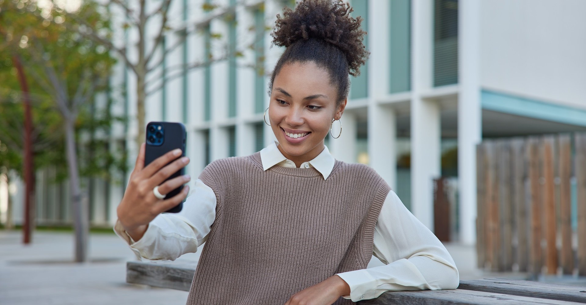 Aprenda a fazer coque em cabelos cacheados