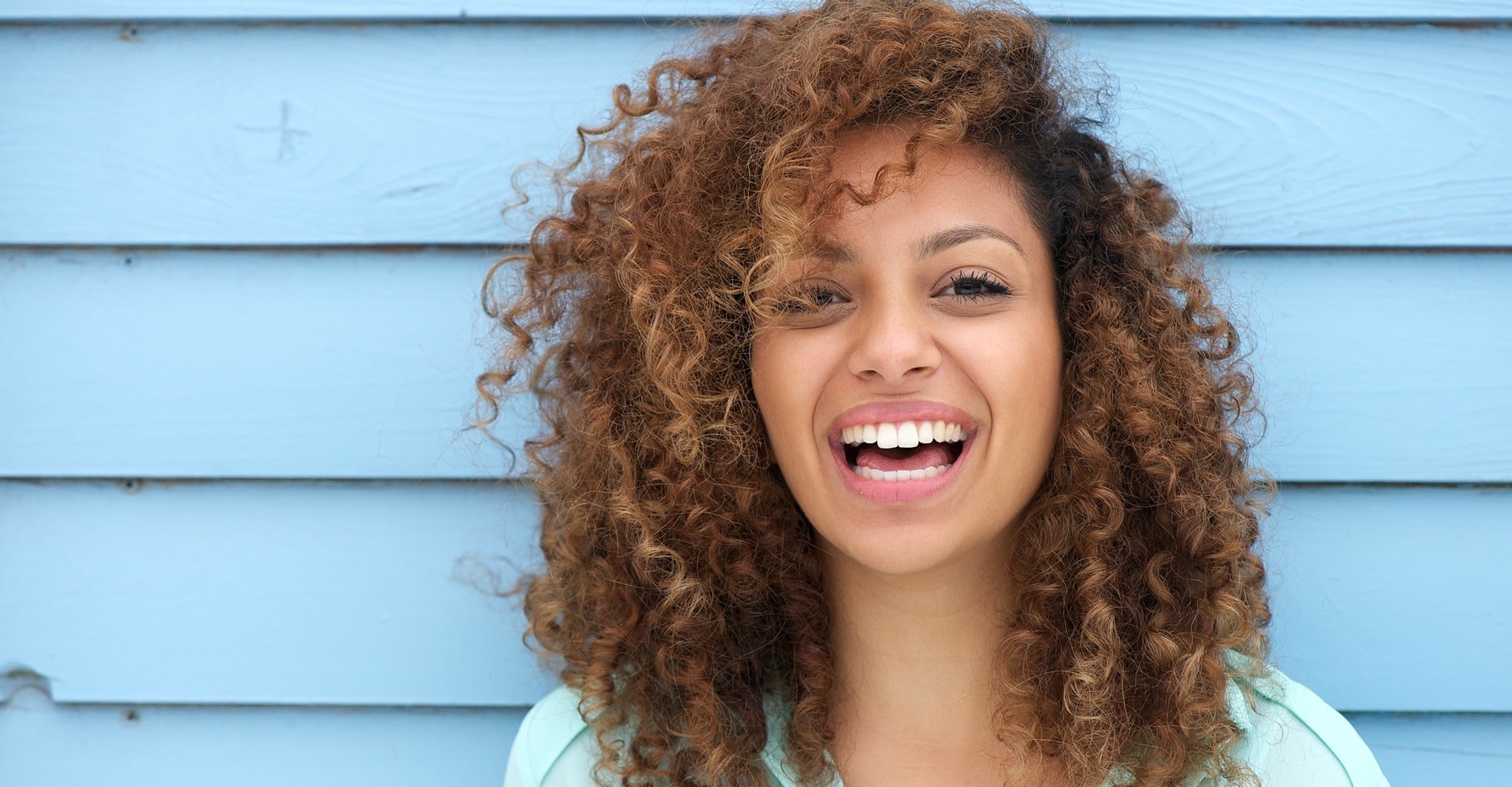 Como escolher o shampoo e condicionador ideal para cabelos cacheados