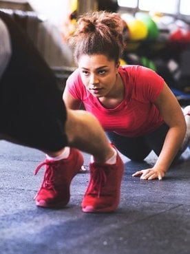 Skincare e esportes: como cuidar da pele enquanto movimenta o corpo