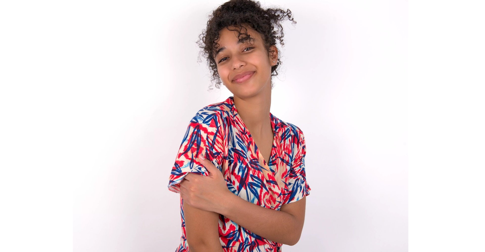 Cabelo cacheado com franja: como fazer e como cuidar?