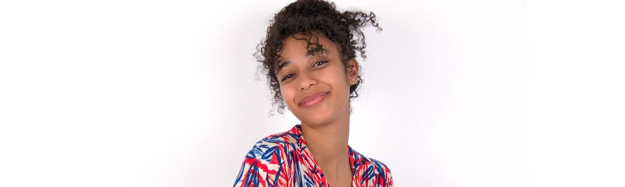 Cabelo cacheado com franja: como fazer e como cuidar?