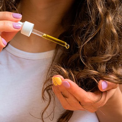 Entenda como incluir o óleo capilar no cuidados para cabelo ressecado