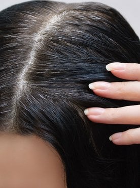 5 dicas de como cobrir cabelos brancos em casa