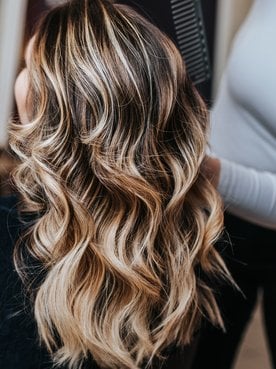 Luzes no cabelo: como fazer e qual tom escolher?