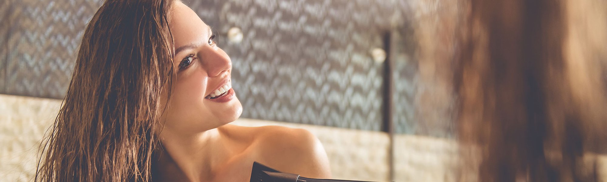 Como usar o secador de cabelo sem agredir os fios? Confira dicas | L'Oréal Paris