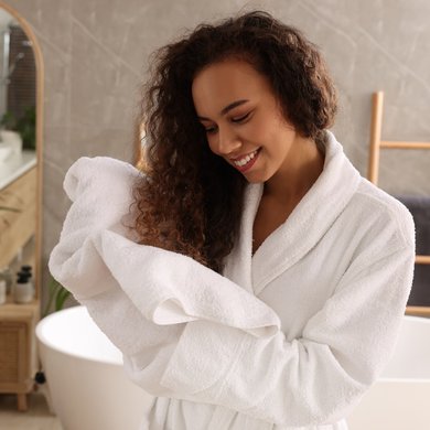 A hidratação capilar trata o ressecamento dos fios