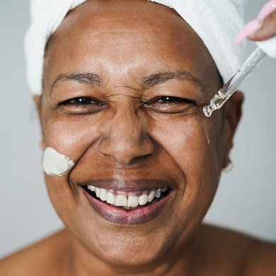 Entenda os benefícios da hidratação facial para pele madura