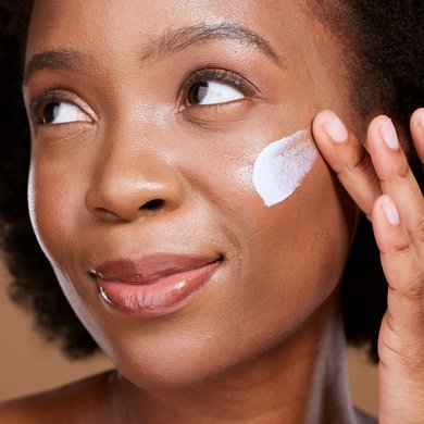 Entenda os benefícios da hidratação facial para pele ressecada