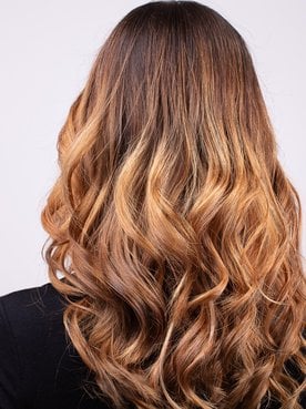 Loiro mel: entenda como chegar nesse tom e como cuidar do cabelo