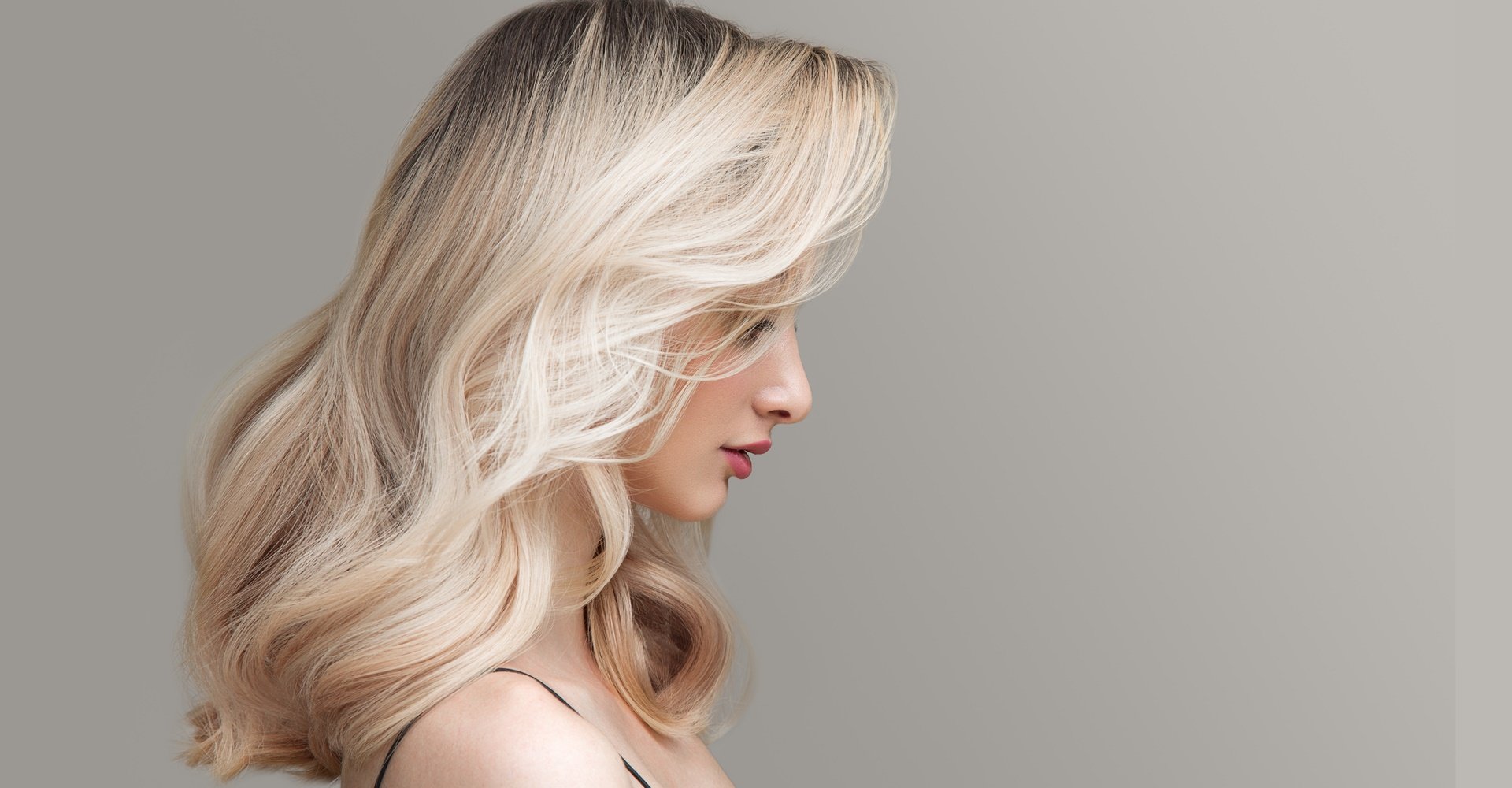 Modelo branca com cabelo curtinho loiro claro