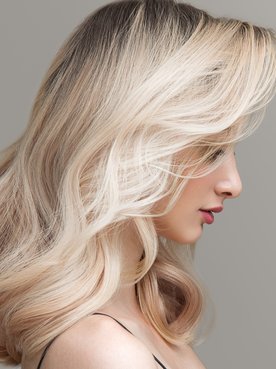 Modelo branca com cabelo curtinho loiro claro
