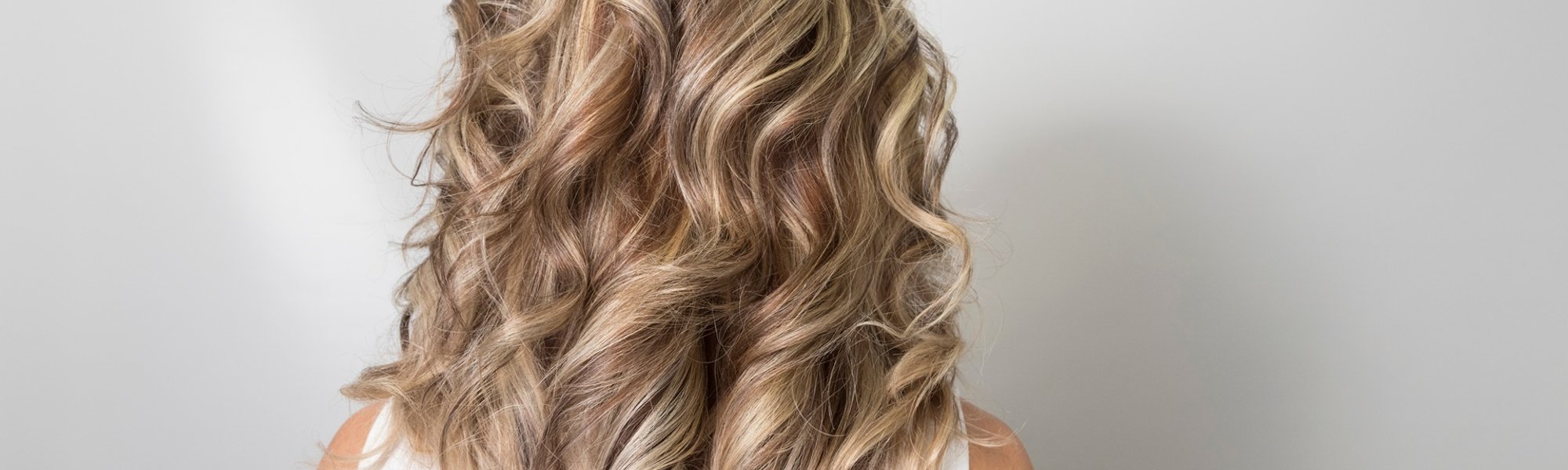 Luzes no cabelo: entenda como fazer e como escolher o tom ideal