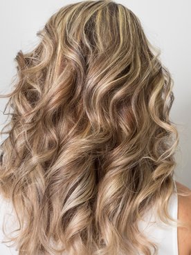 Luzes no cabelo: entenda como fazer e como escolher o tom ideal