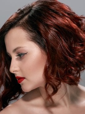 Luzes vermelhas no cabelo: saiba como fazer e como cuidar