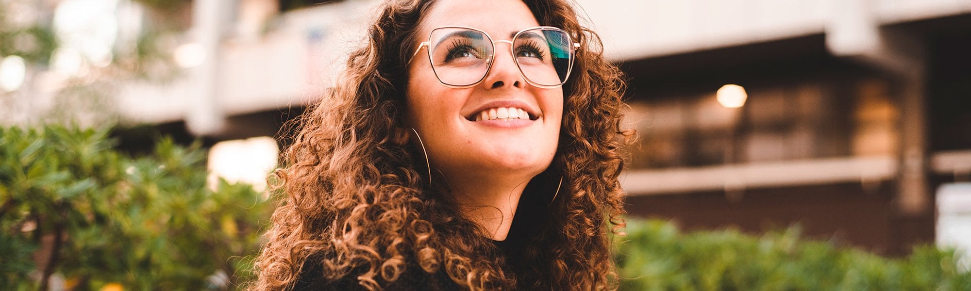 Morena iluminada no cabelo cacheado: como fazer e cuidar?