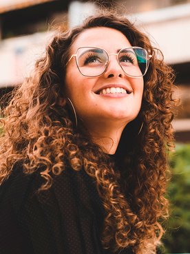 Morena iluminada no cabelo cacheado: como fazer e cuidar?