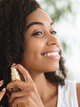 mulher exibe cachos bem hidratados