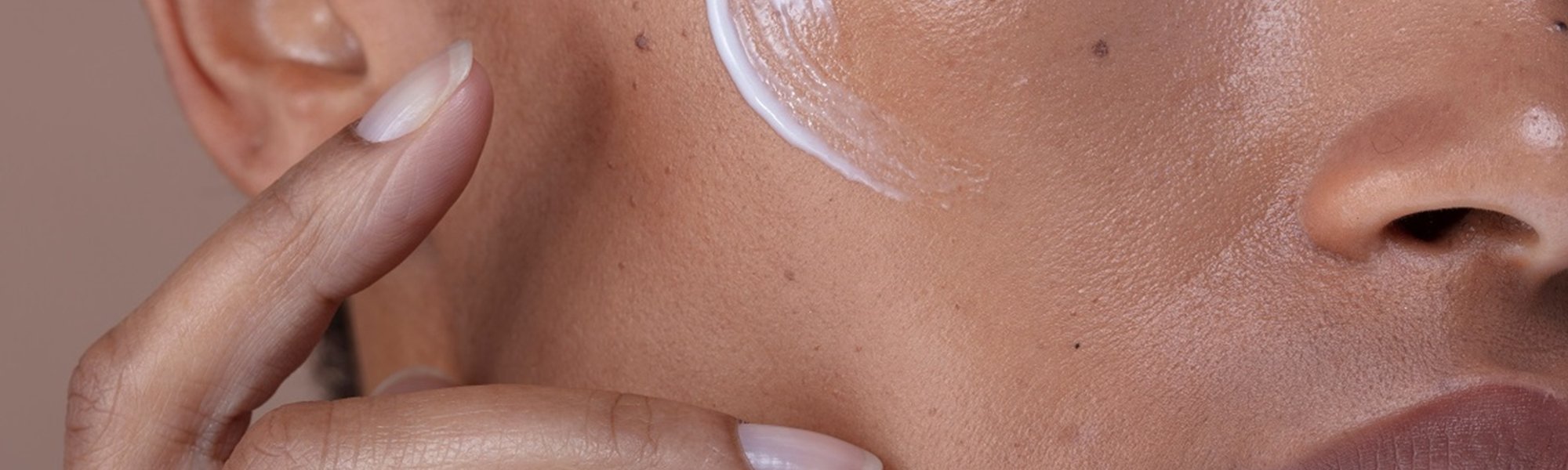 Protetor solar para pele oleosa: dermatologista explica como escolher