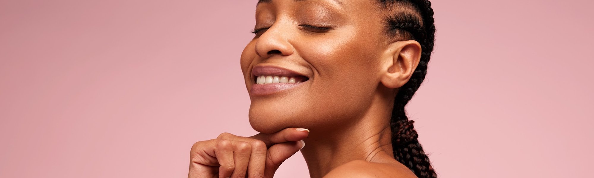 Rotina de skincare para pele com acne hormonal: dermatologista explica como fazer