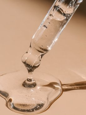 Sérum ácido hialurônico x Sérum retino entenda como combinar