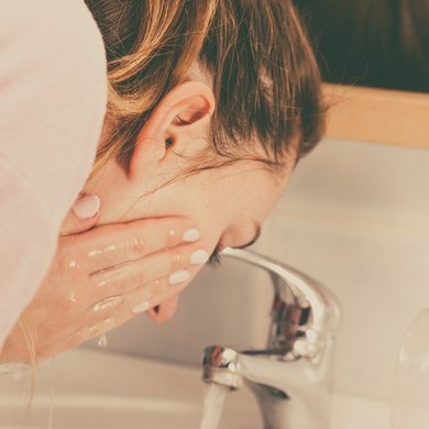 Entenda como fazer a limpeza facial