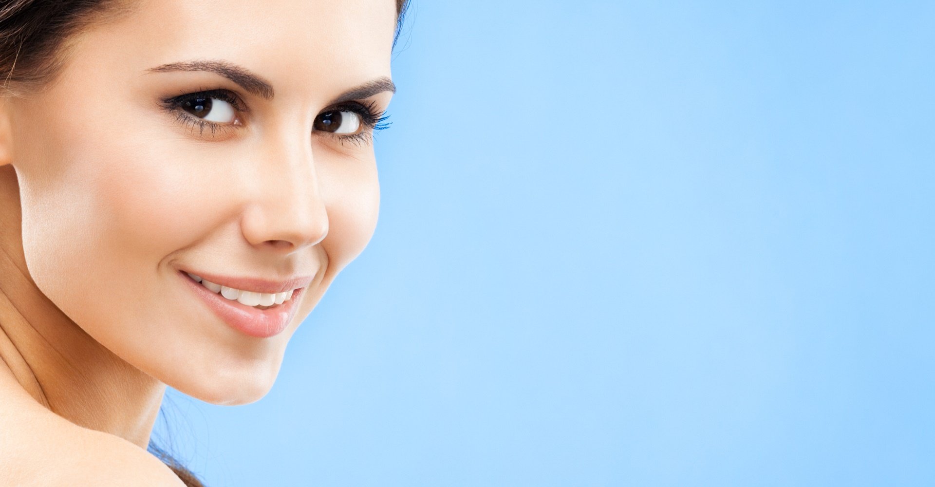 mulher de pele clara com o rosto de lado posando a foto