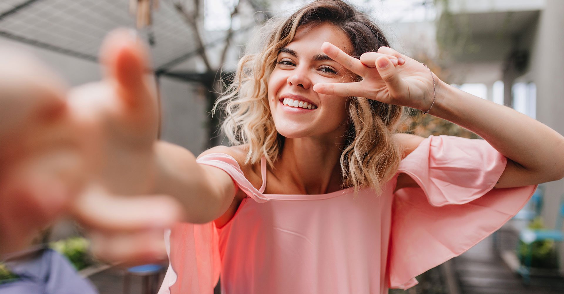 Garota com cabelo curto ondulado