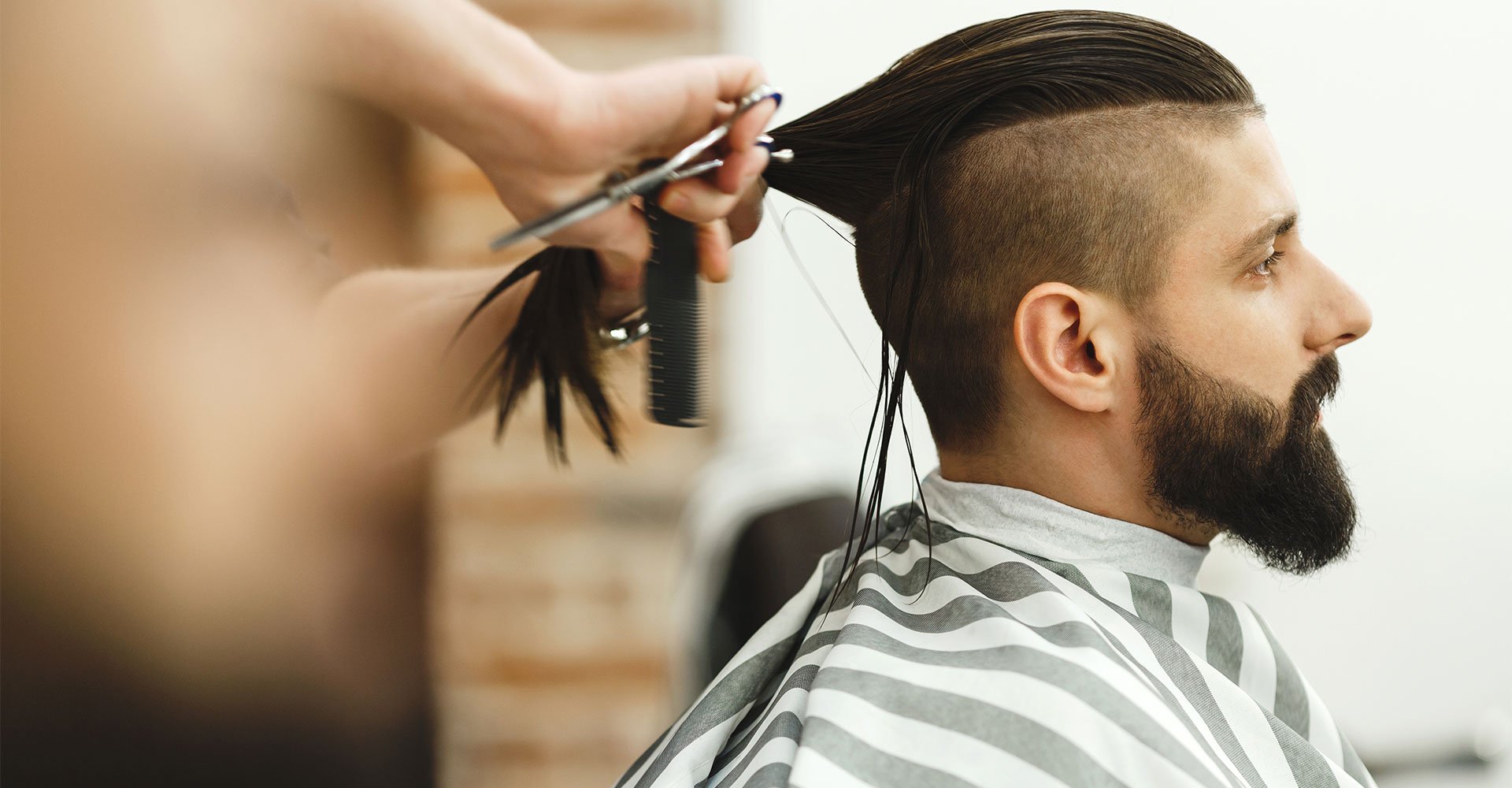 Barbeiro faz corte de cabelo em cabelo grande masculino do cliente