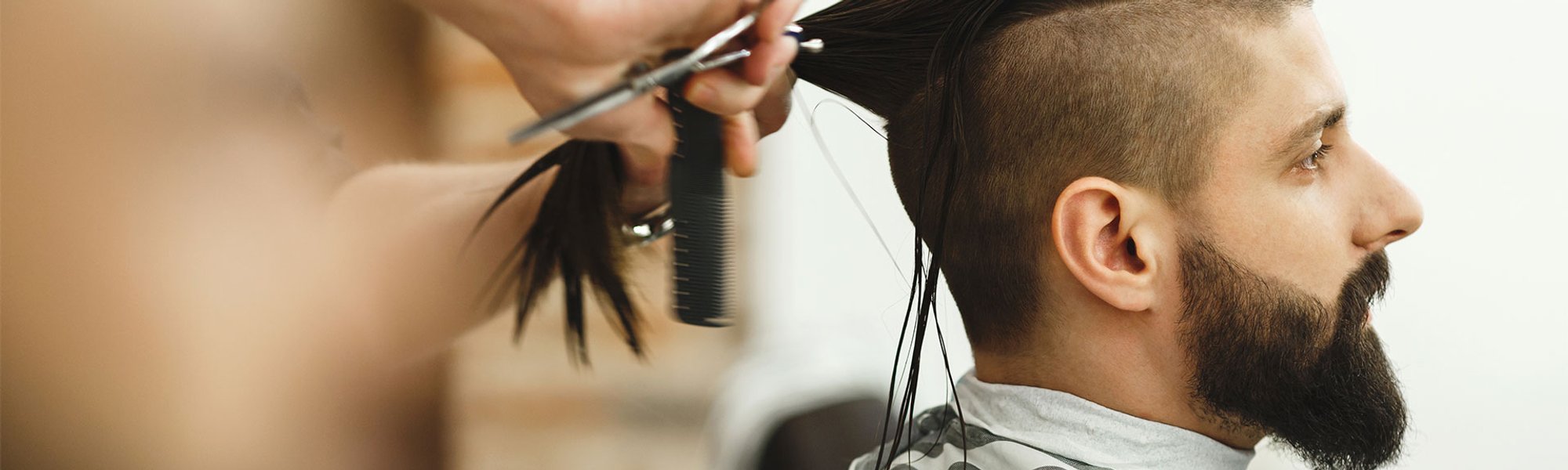 Barbeiro faz corte de cabelo em cabelo grande masculino do cliente