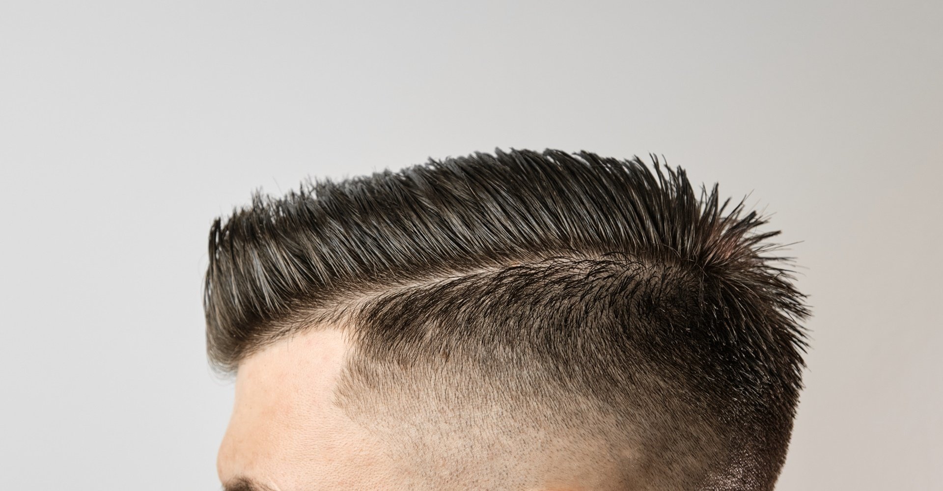 homem com cabelo com cabelo curto liso estilo moicano