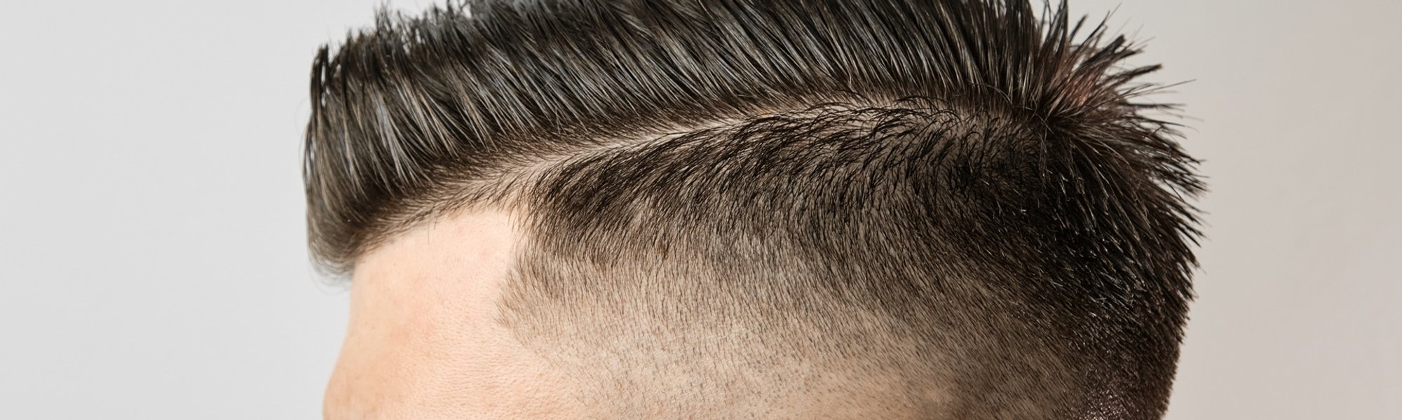 homem com cabelo com cabelo curto liso estilo moicano
