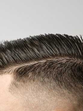 homem com cabelo com cabelo curto liso estilo moicano