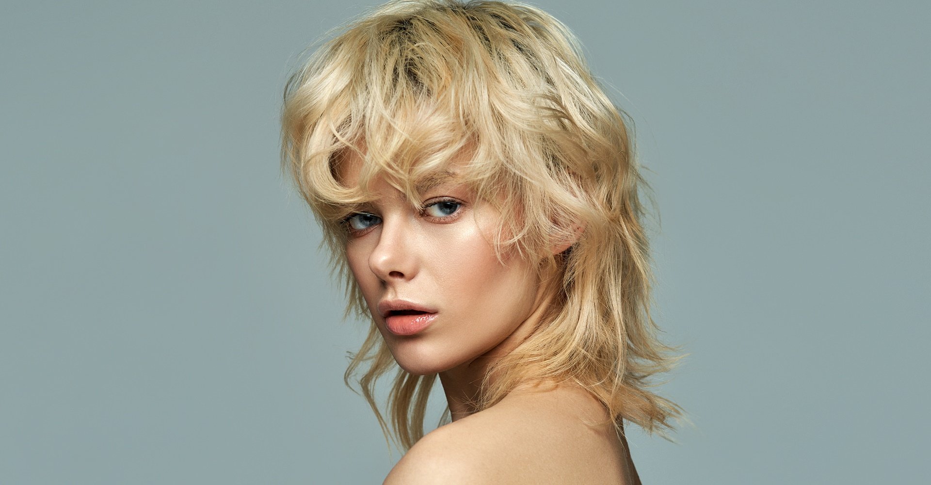 mulher com cabelo mullet loiro platinado