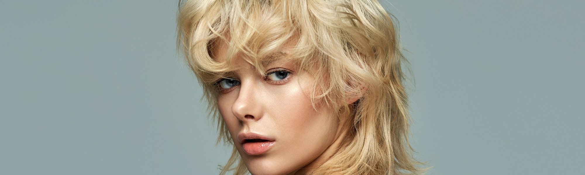 mulher com cabelo mullet loiro platinado