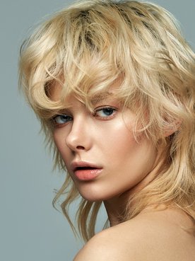 mulher com cabelo mullet loiro platinado