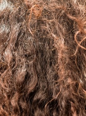 Cabelo poroso cacheado: dicas de como recuperar o brilho fios