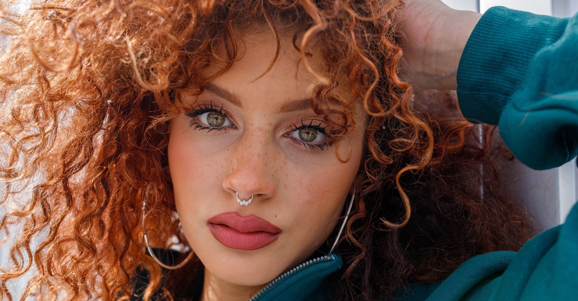 mulher de pele clara ruiva com cabelo cacheados