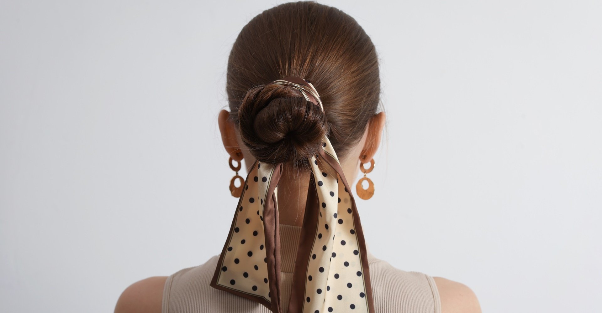 mulher com coque preso com lenço coquette