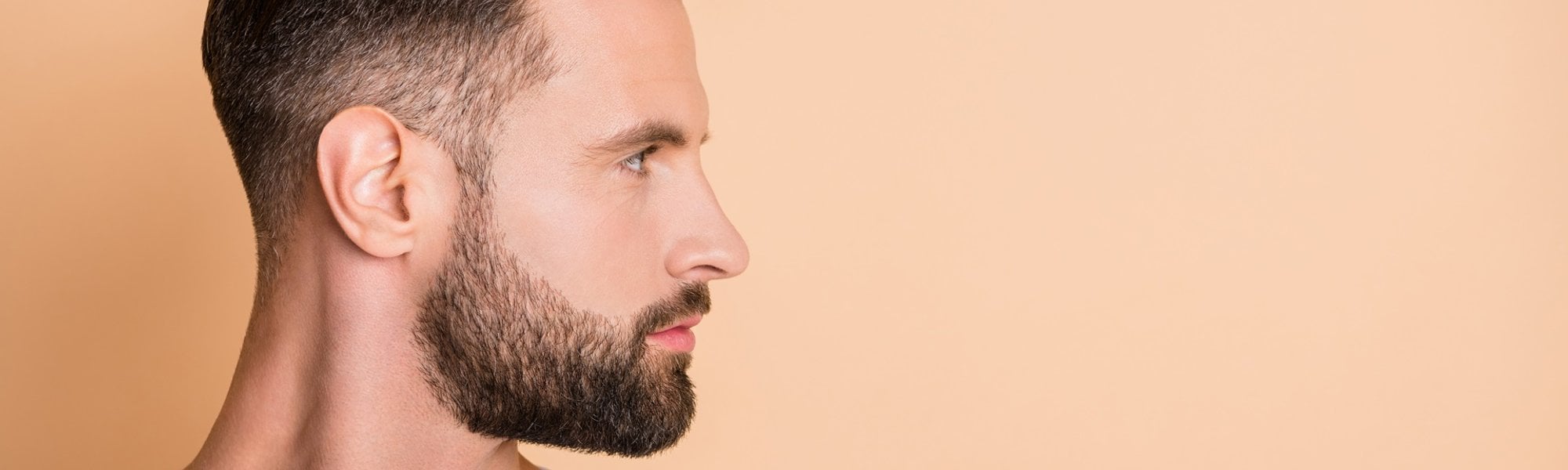 Homem branco de lado e com corte americano médio