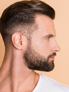 Homem branco de lado e com corte americano médio
