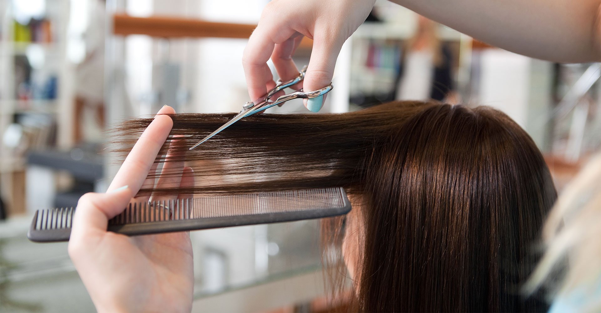 Profissional cabeleireiro realiza um corte de cabelo feminino curto que é tendência nos salões de beleza