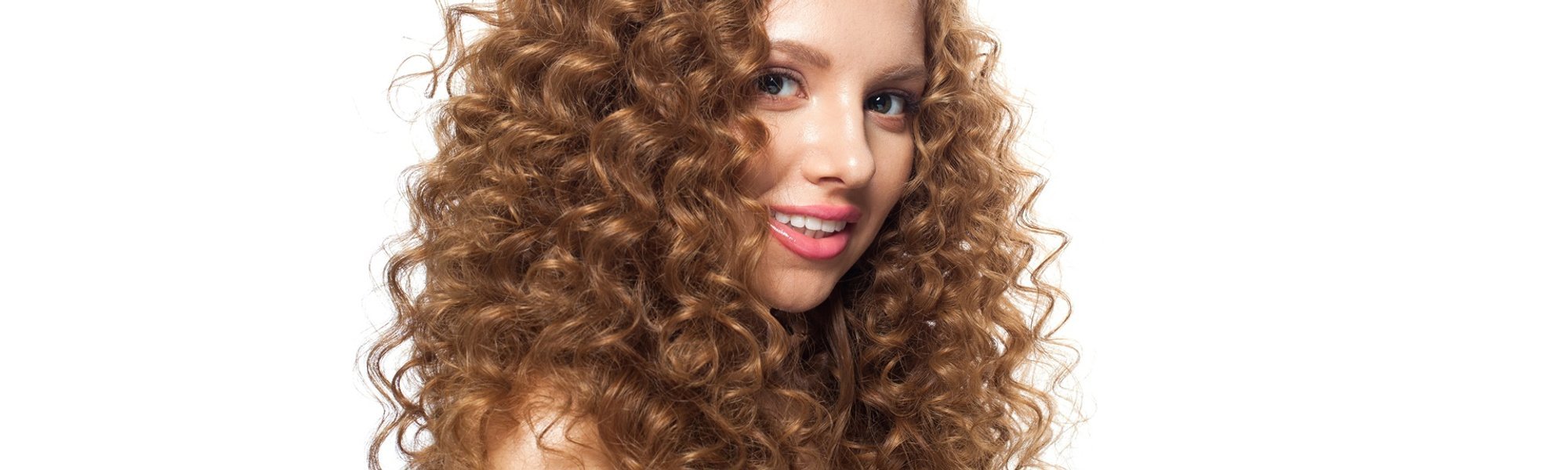 Menina sorridente com cabelo cacheado ruivo em um fundo branco
