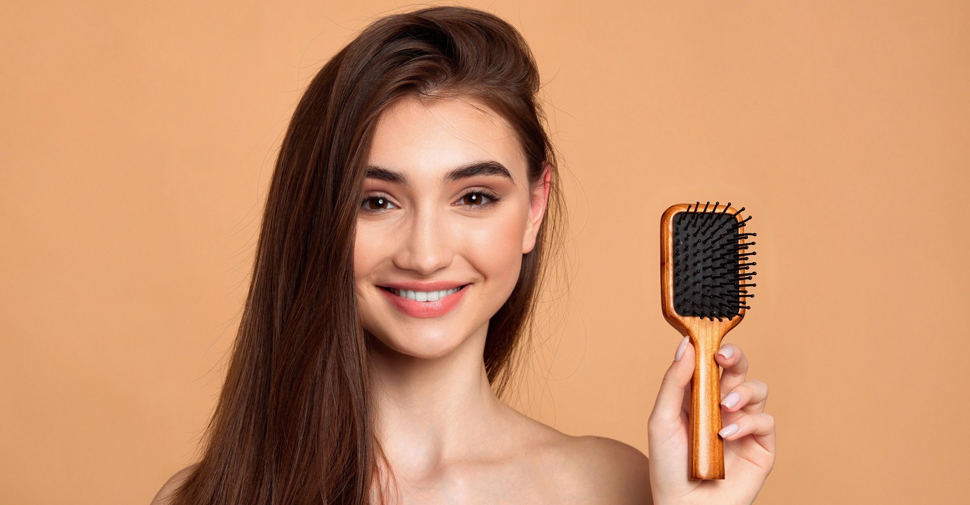 Menina Sorrindo Segurando Escova De Cabelo Na Mao