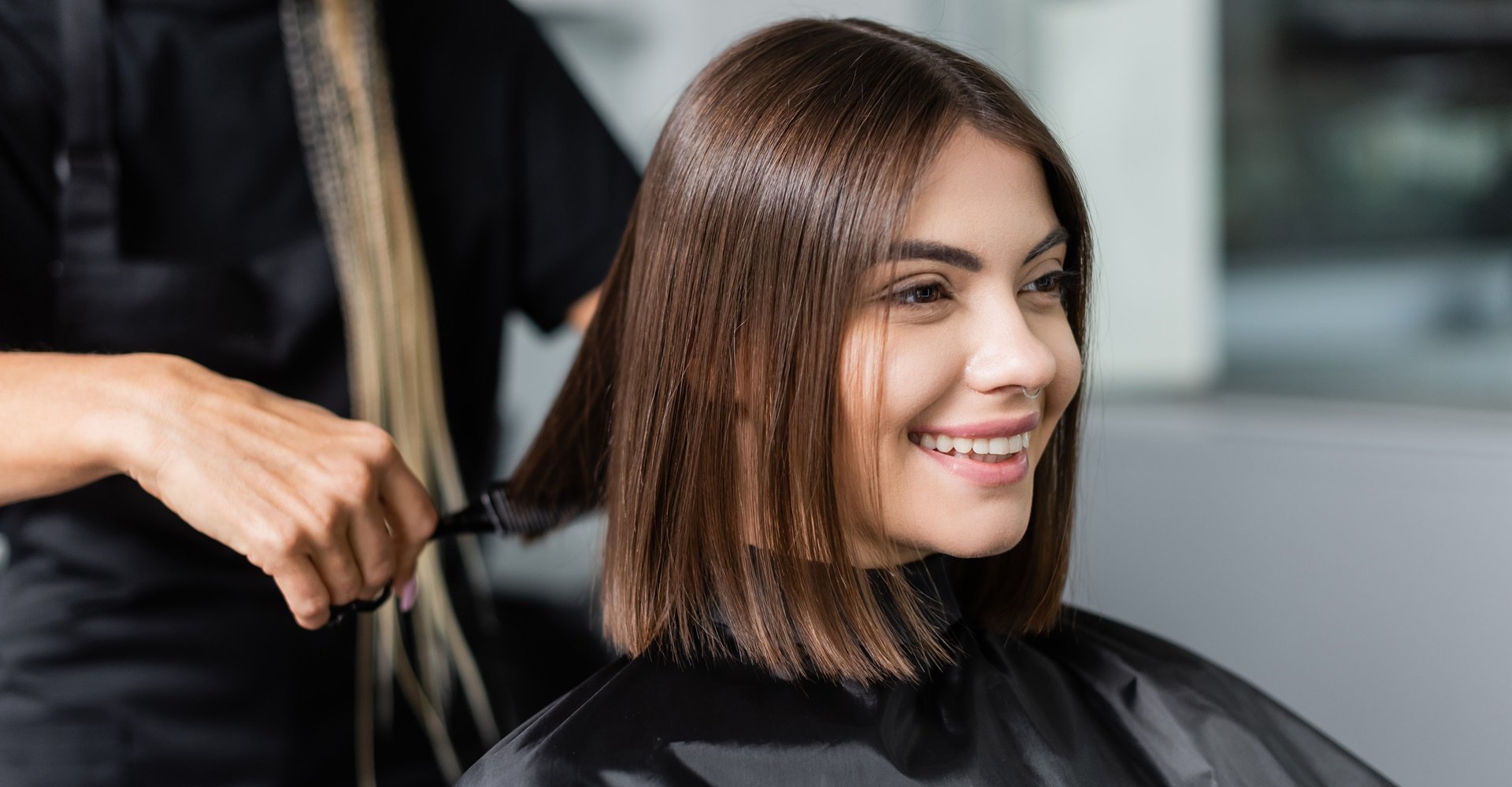 Menina Sorrindo Em Salo De Beleza Cortando O Cabelo