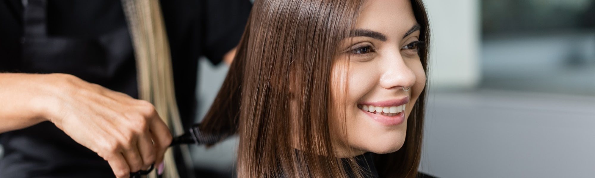 Menina Sorrindo Em Salo De Beleza Cortando O Cabelo