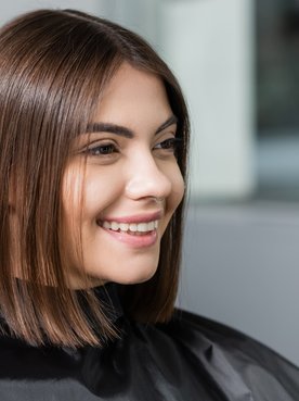 Menina Sorrindo Em Salo De Beleza Cortando O Cabelo