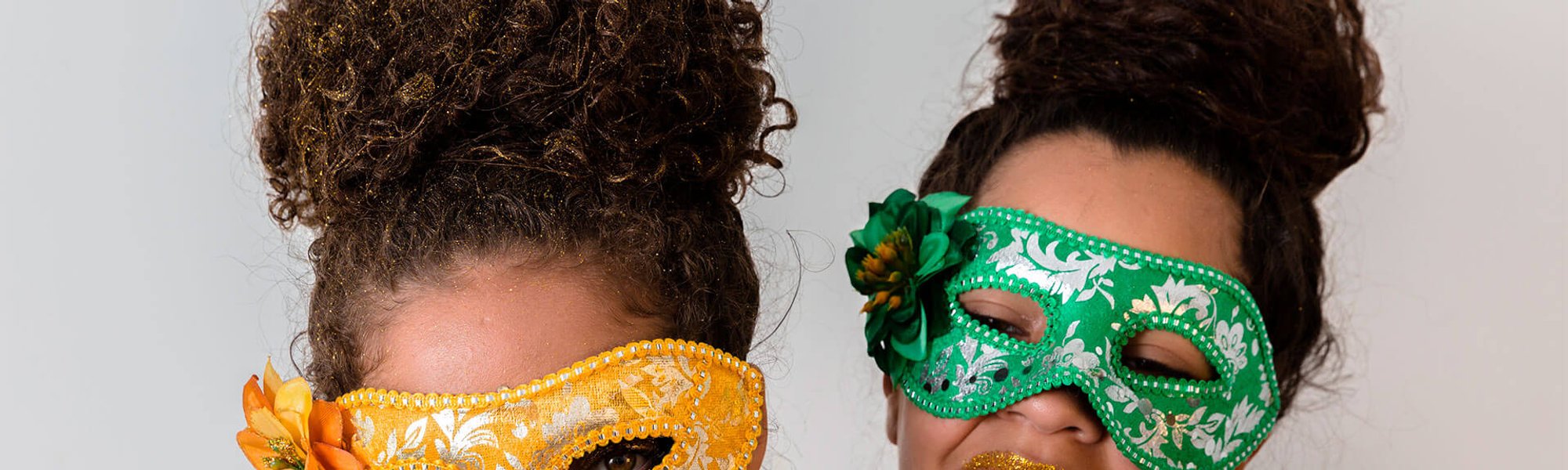 Glitter no cabelo, veja como aplicar para o carnaval