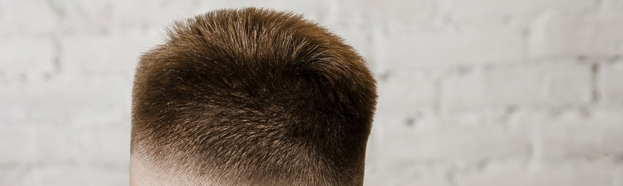 Jovem recebe um corte high fade estiloso em barbearia moderna