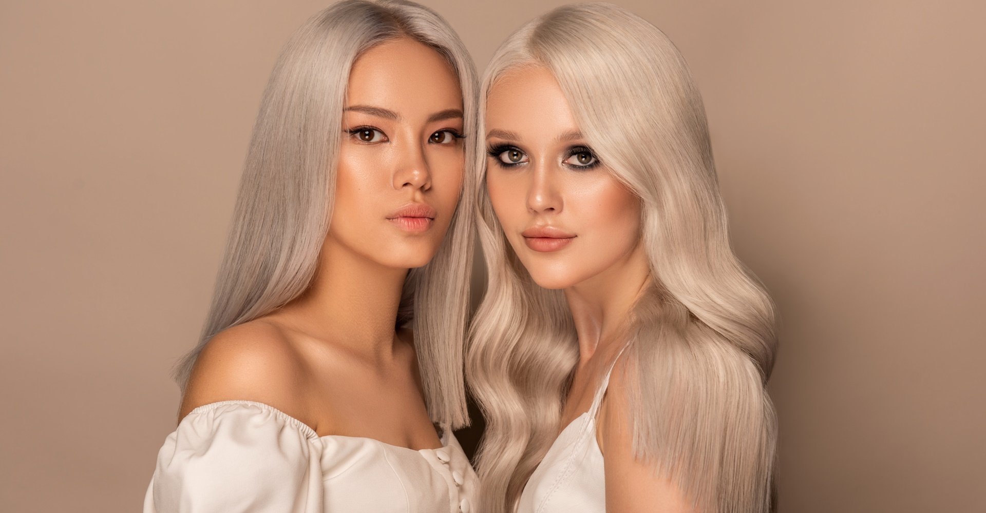 duas mulheres posando para a foto com o cabelo platinado