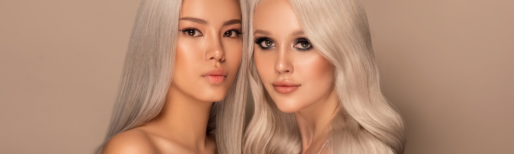duas mulheres posando para a foto com o cabelo platinado